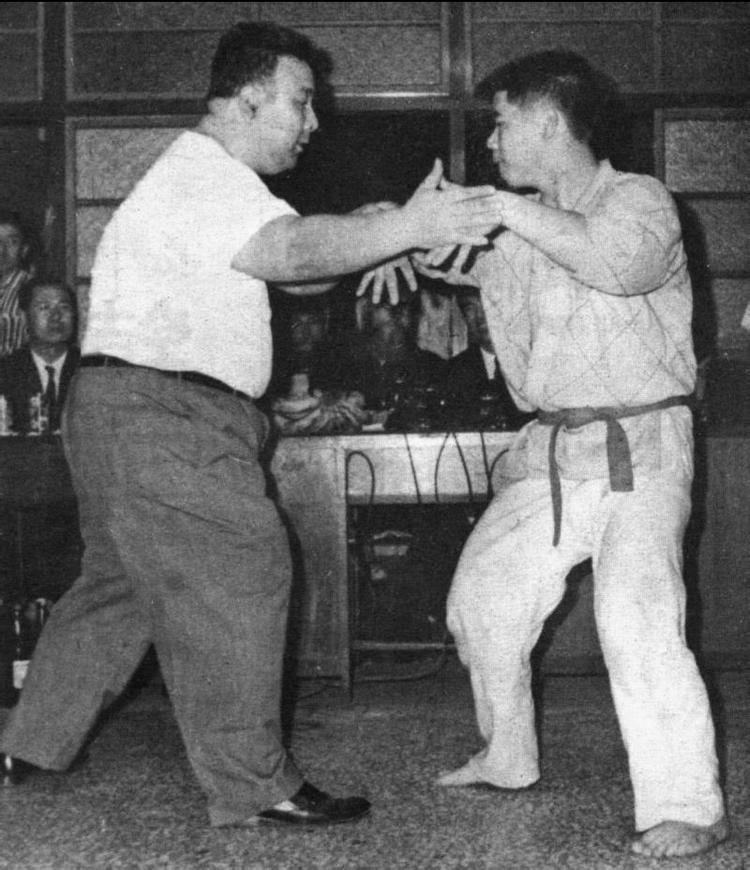 Hung I-Hsiang and Student Rolling Arms